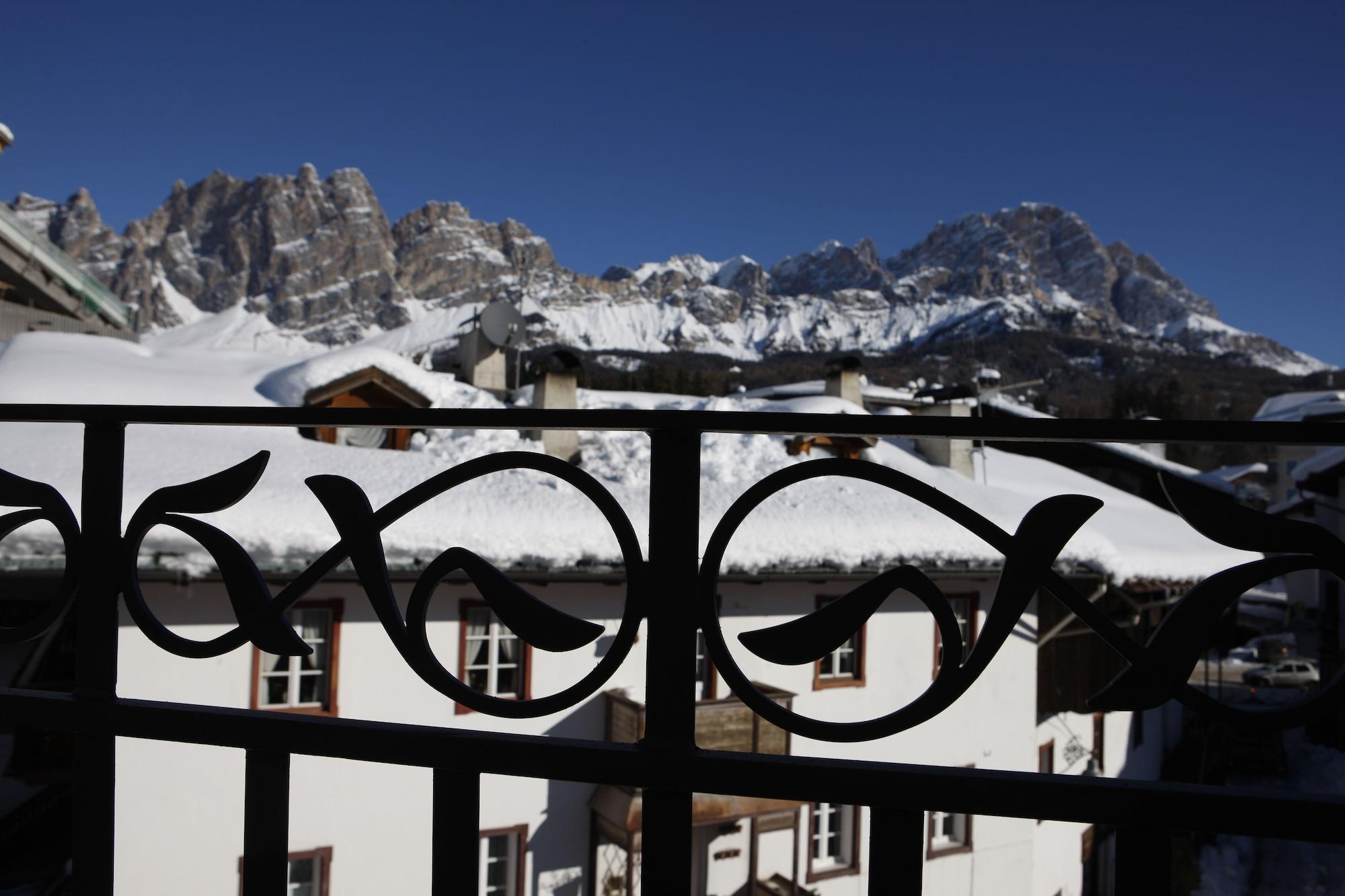 Hotel Cortina Cortina d'Ampezzo Exterior photo